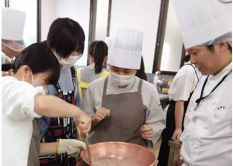 製菓かはひんやりおいしい でも作るときは熱々の わらび餅を作りました。