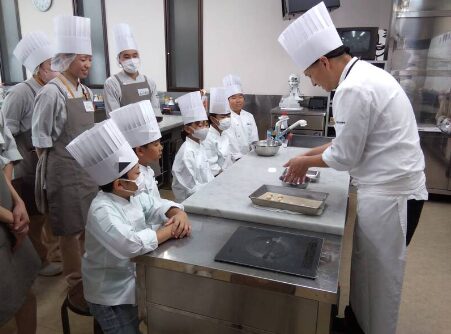 食の小学校を通じて、お菓子作りに興味を持ってもらえたらうれしいです。