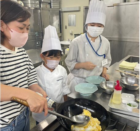 中華鍋で本格的な鍋ふりをして…