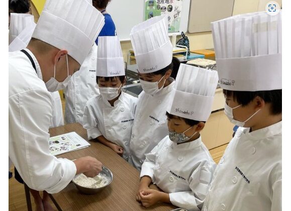 みんなでコオロギクッキーを作ろう という事で、粉末状のコオロギを混ぜてクッキーを作りました。