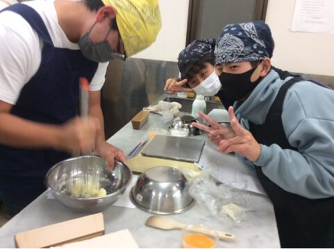 短時間での実習ですが、パウンドケーキ作りをしました。