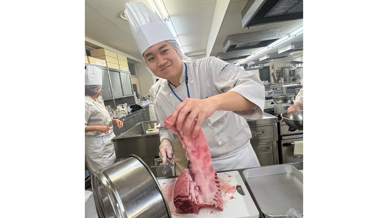 仔羊のノアゼット 〜赤パプリカのソース〜