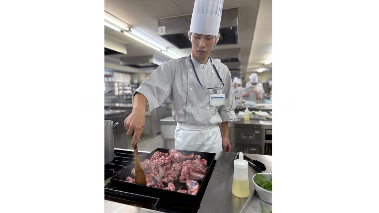 肉料理とデザートを作る